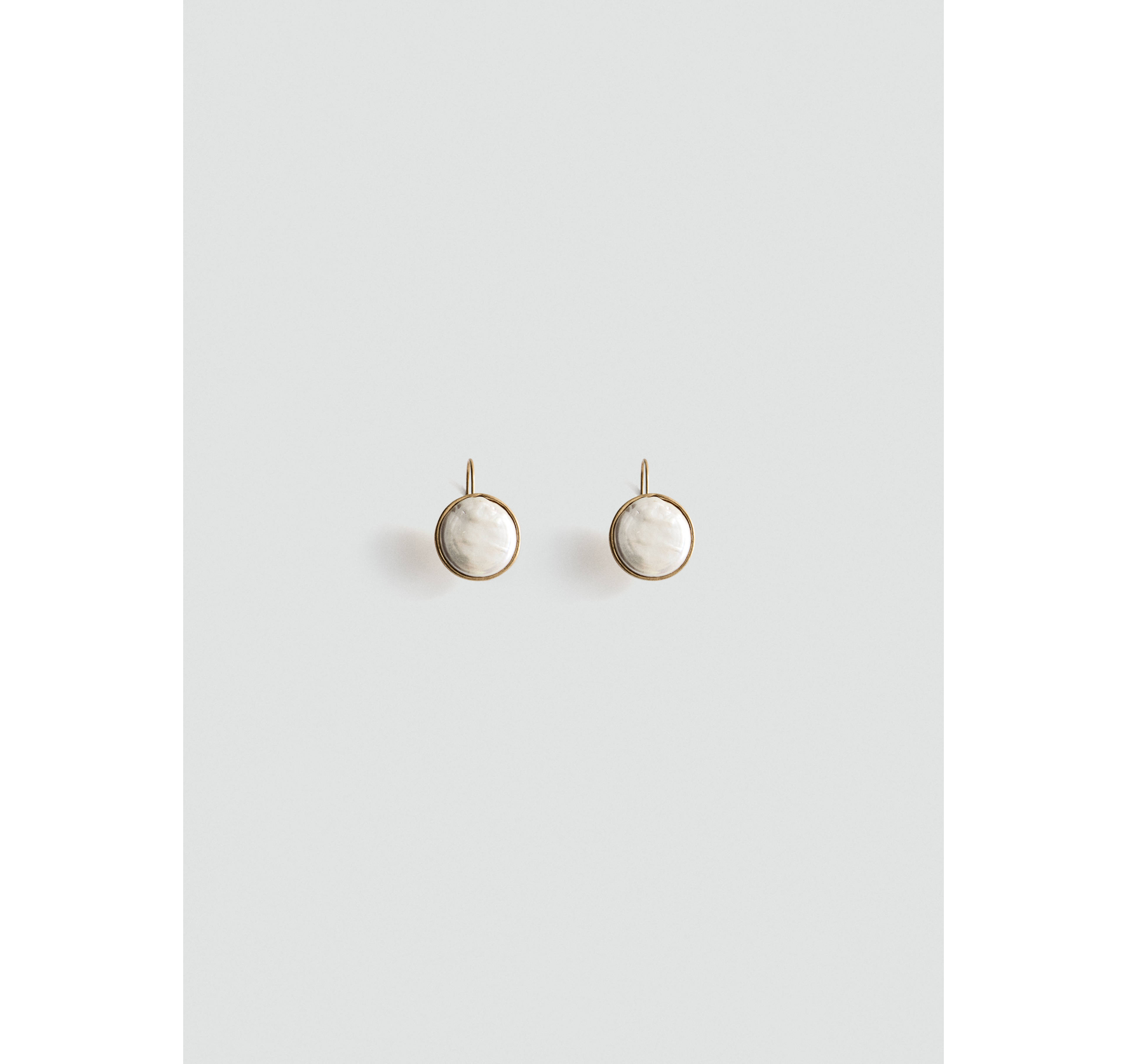 Серьги из смолы круглой формы — Mango