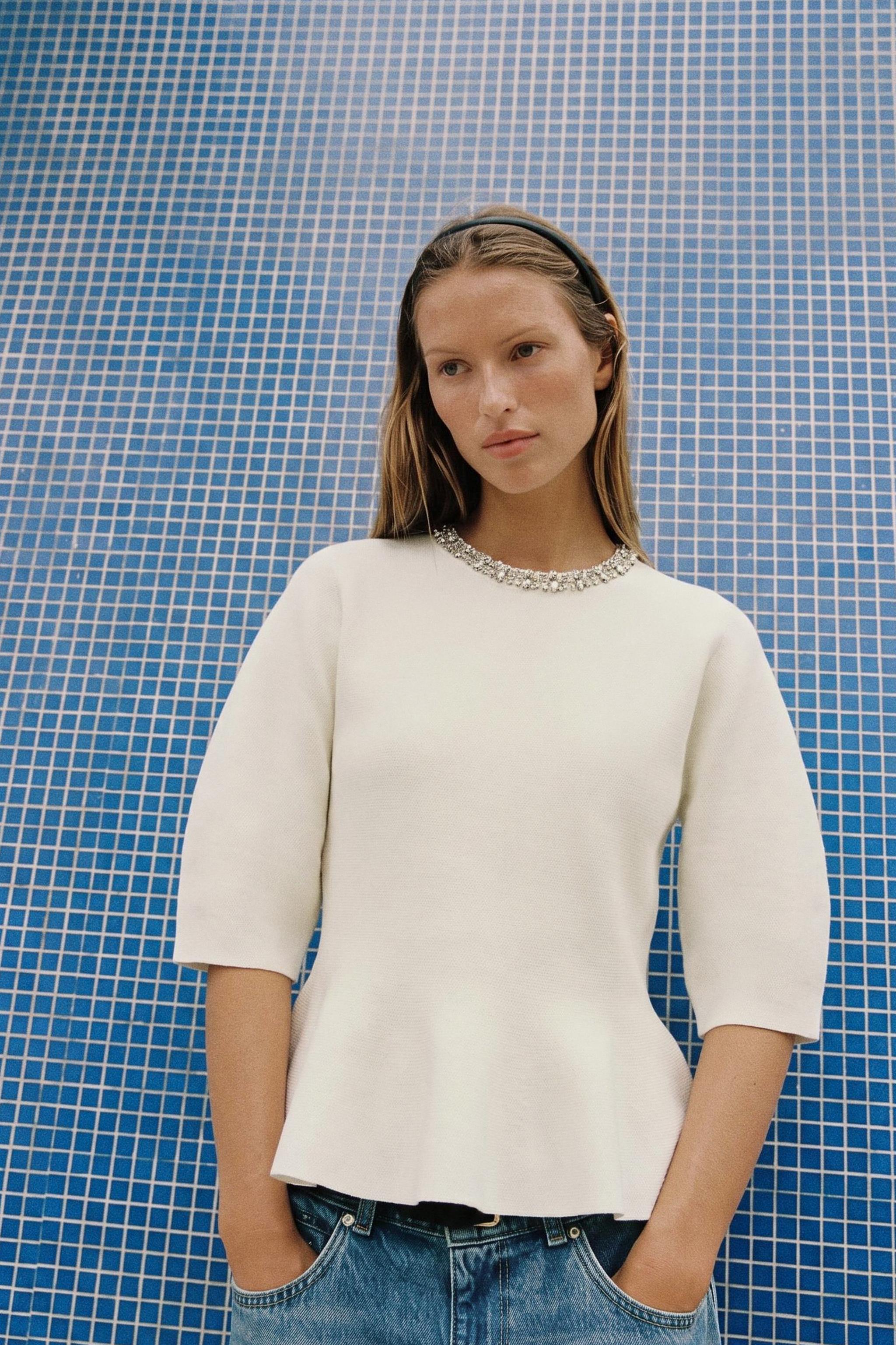 ТРИКОТАЖНЫЙ ТОП С ДЕКОРОМ НА ВОРОТНИКЕ — ZARA