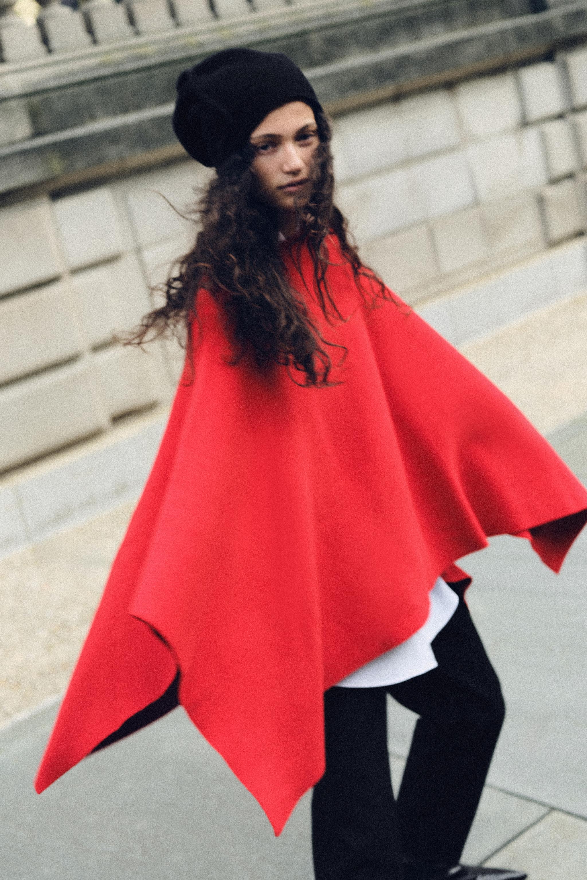 Вязаная накидка однотонная — ZARA