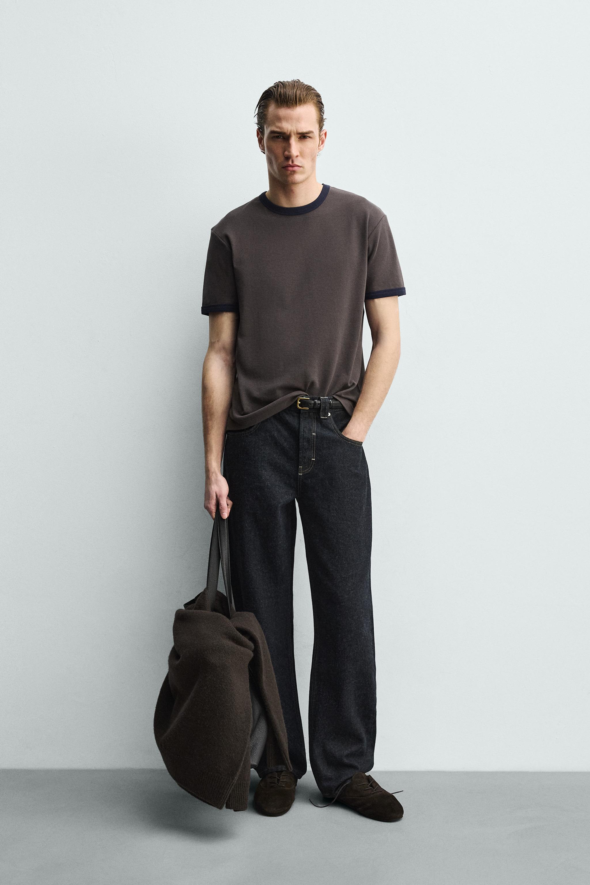 Базовая футболка с контрастной окантовкой — ZARA
