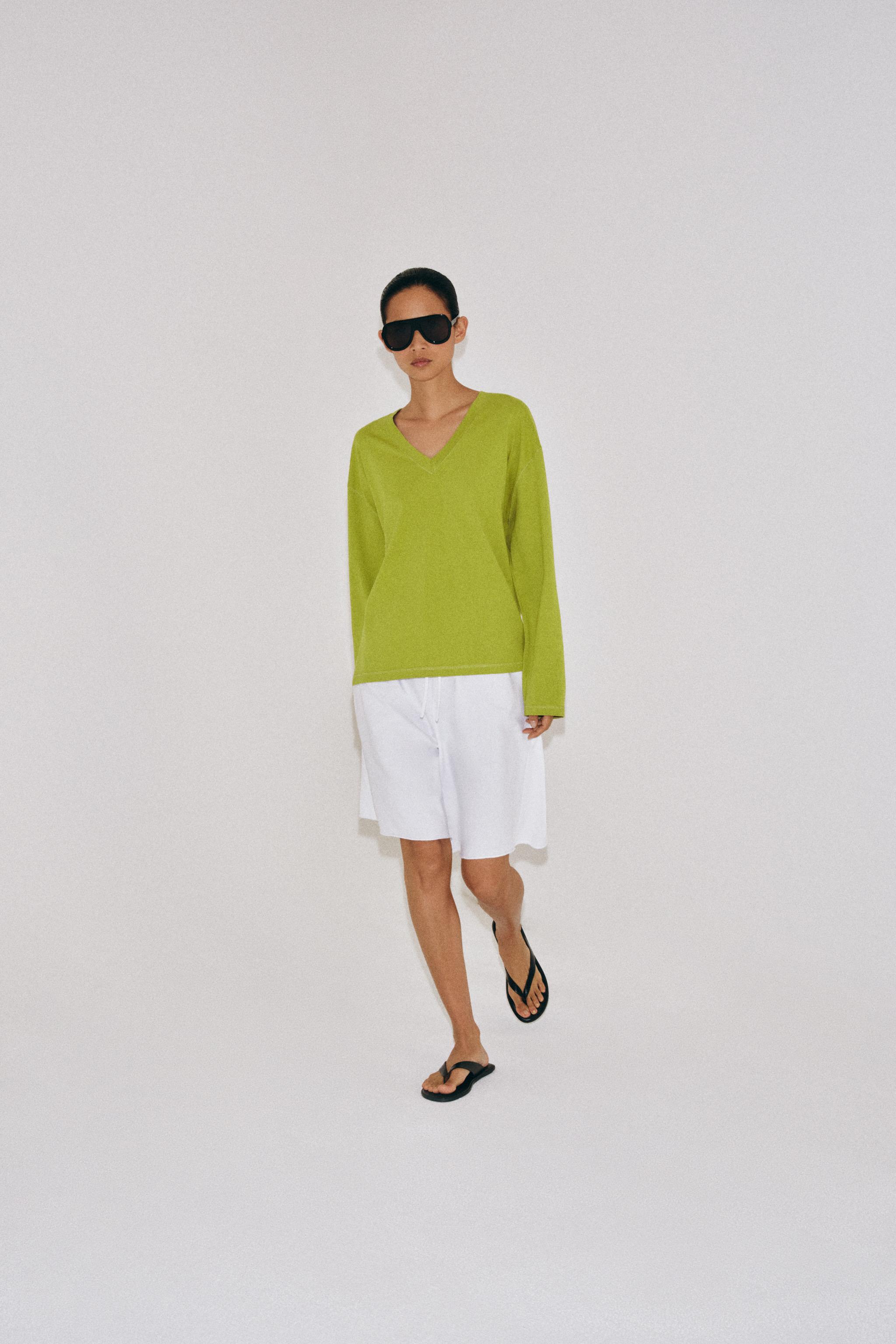 Футболка из хлопка с V-образным вырезом — ZARA
