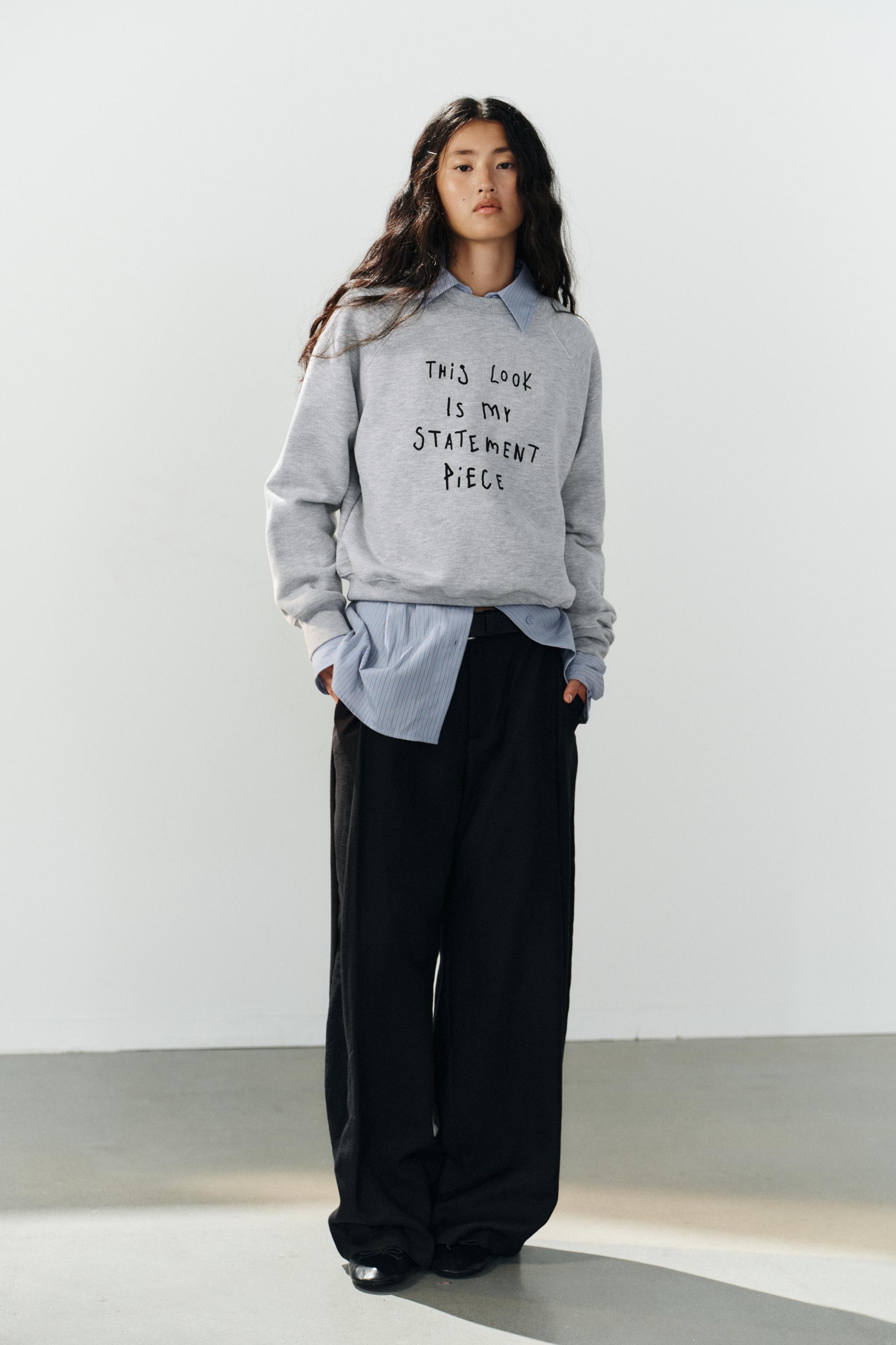 ТОЛСТОВКА С НАДПИСЬЮ — ZARA
