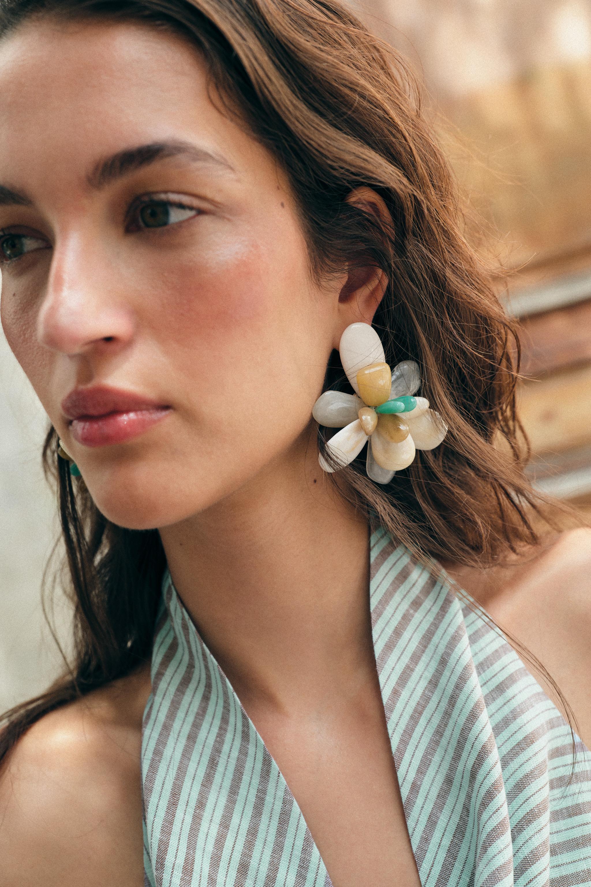 СЕРЬГИ «ЦВЕТОК» ИЗ СМОЛЫ — ZARA