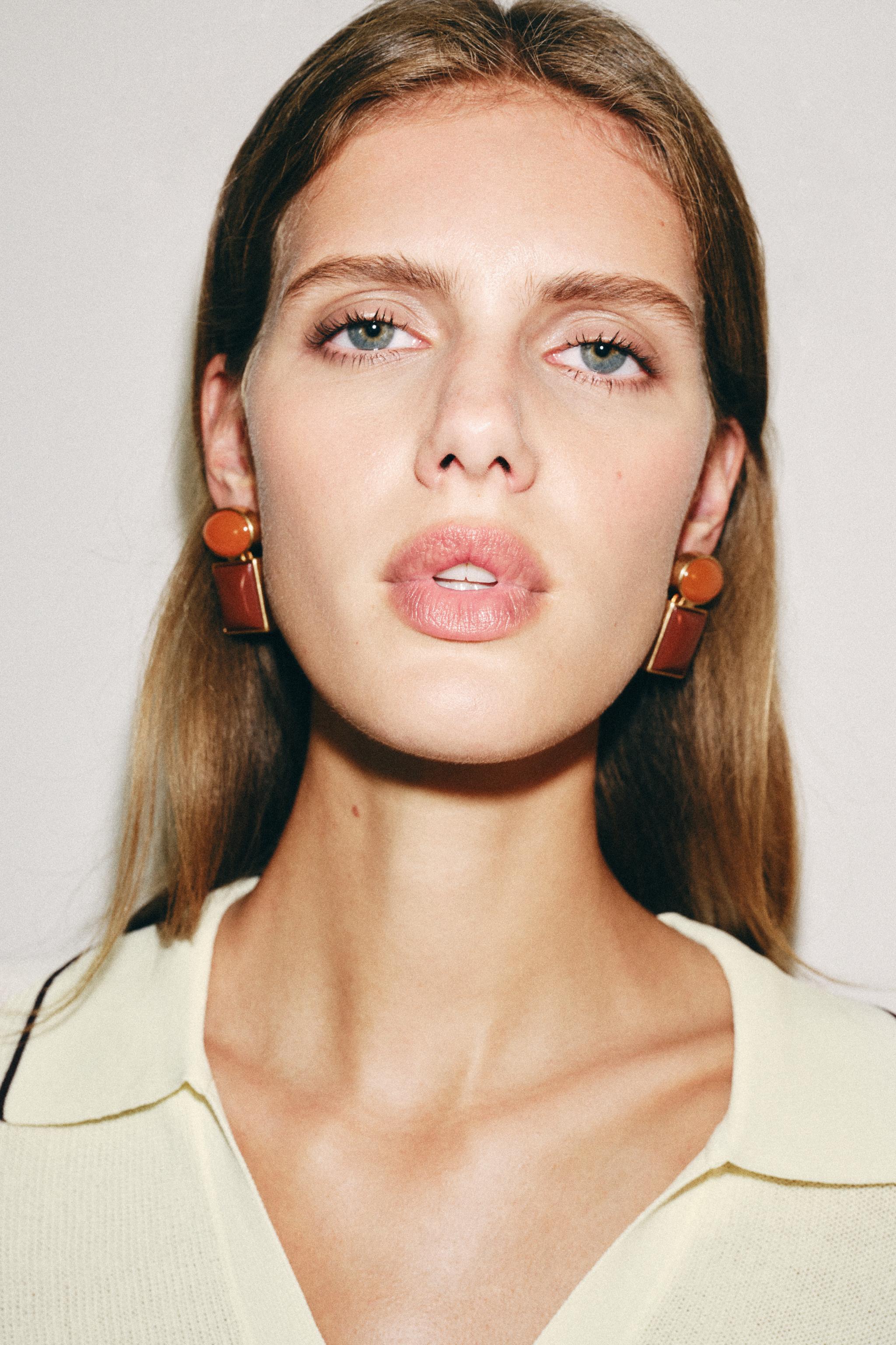 СЕРЬГИ ГЕОМЕТРИЧЕСКОЙ ФОРМЫ СО СМОЛОЙ — ZARA