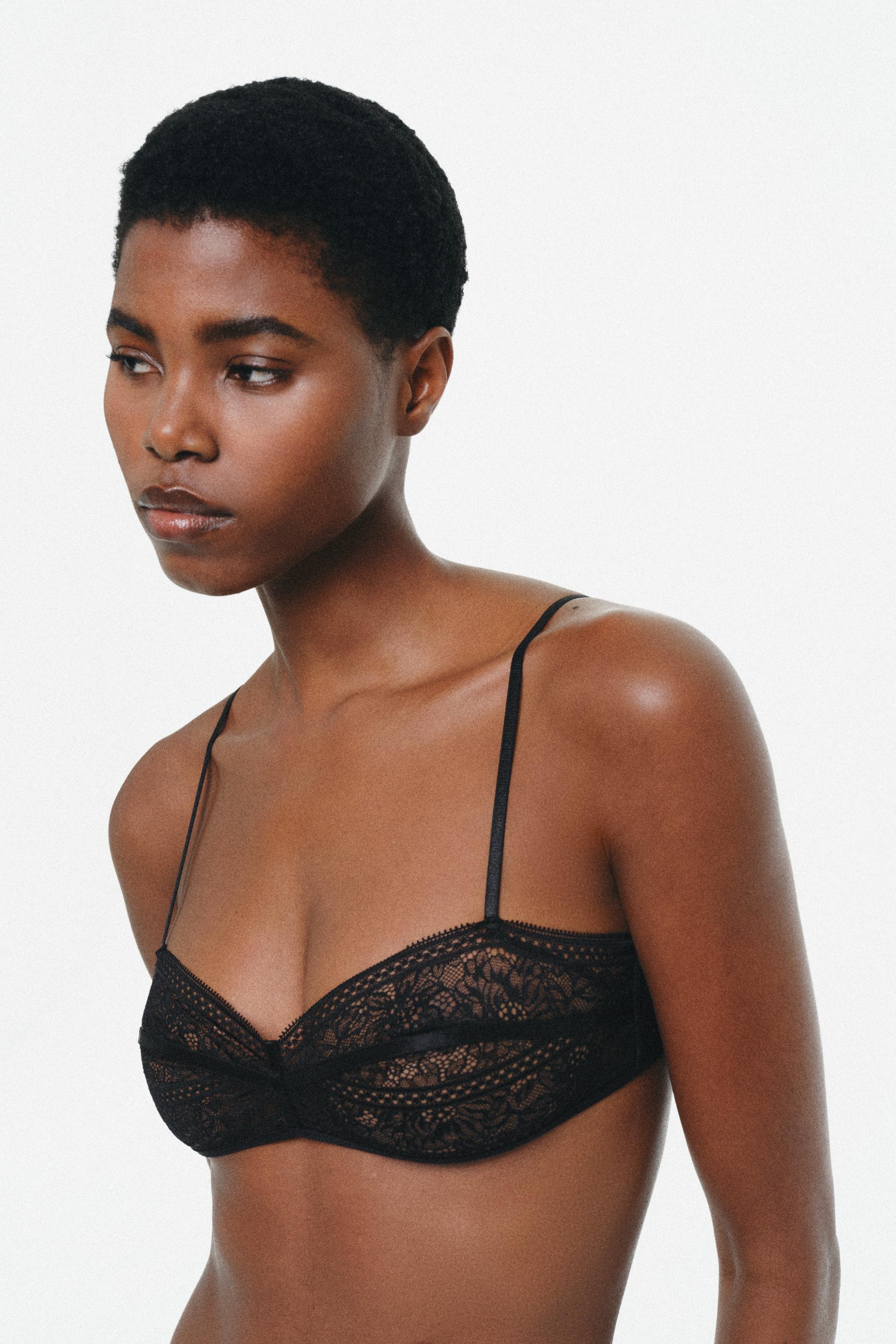 КРУЖЕВНОЙ БРАЛЕТТ С ТРЕУГОЛЬНЫМИ ЧАШКАМИ — ZARA