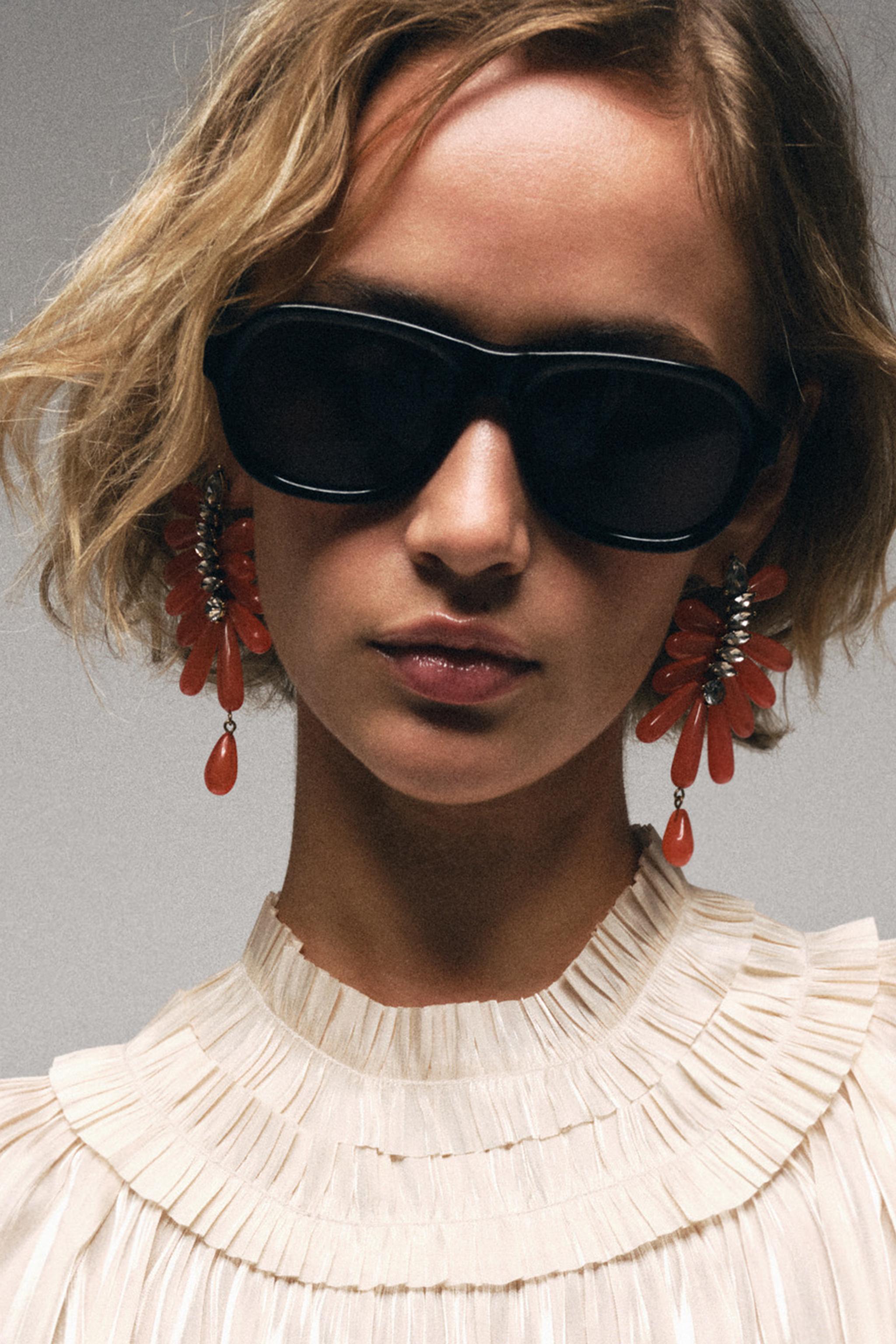 СЕРЬГИ ИЗ СМОЛЫ СО СТРАЗАМИ — ZARA