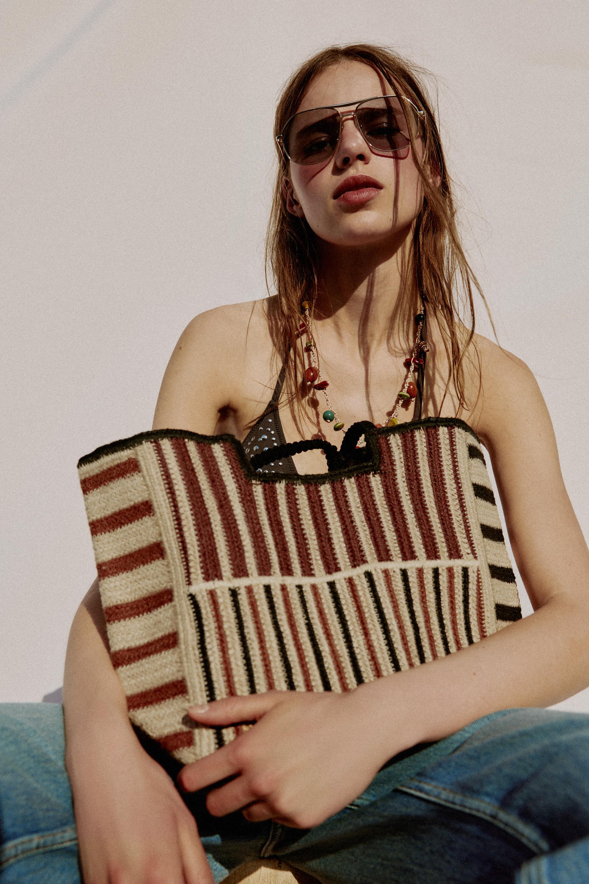 Сумка из джута в полоску с плетёными деталями — ZARA
