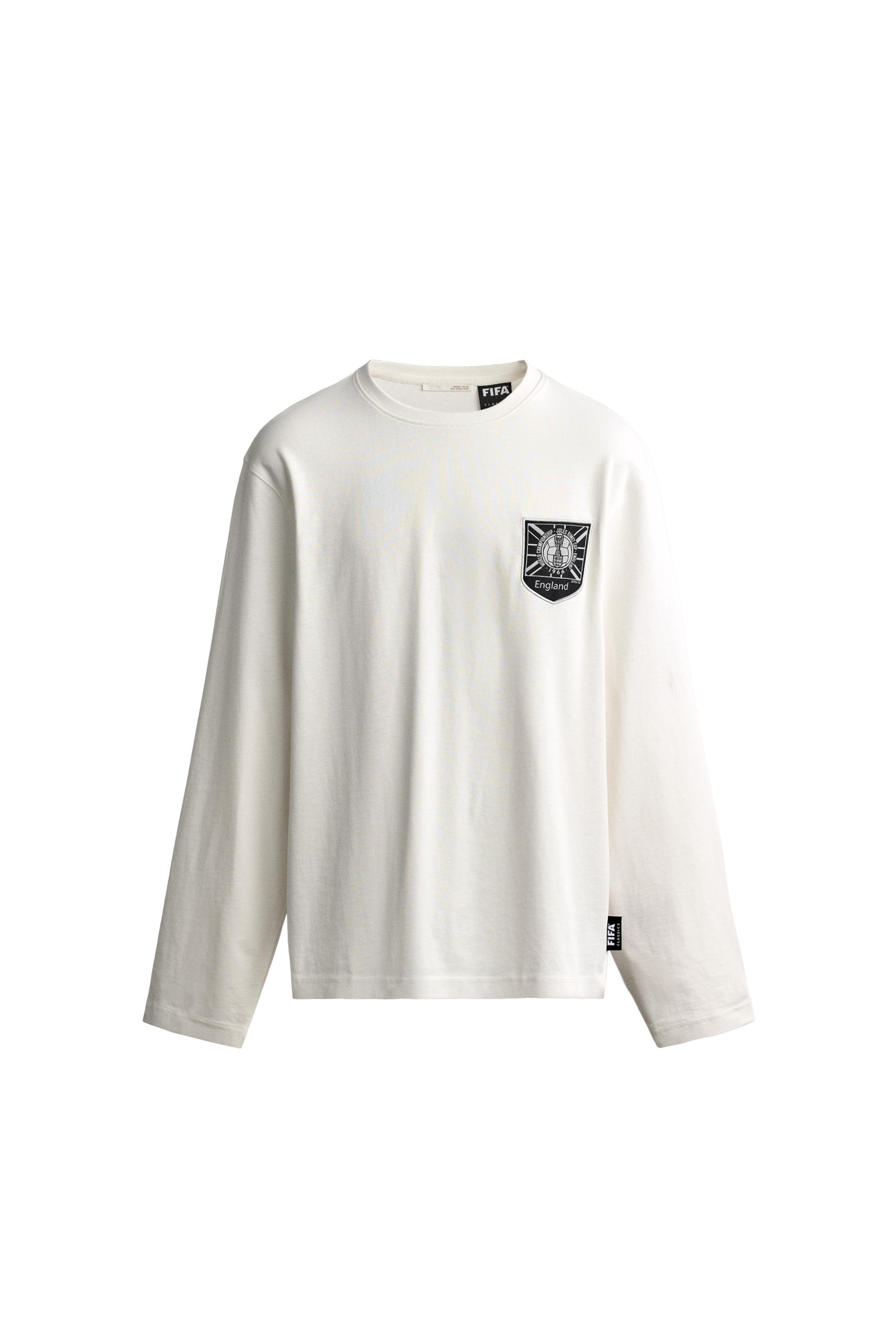 Футболка с принтом FIFA CLASSICS PATCH ENGLAND 66 FIFA WORLD CUP™ — ZARA