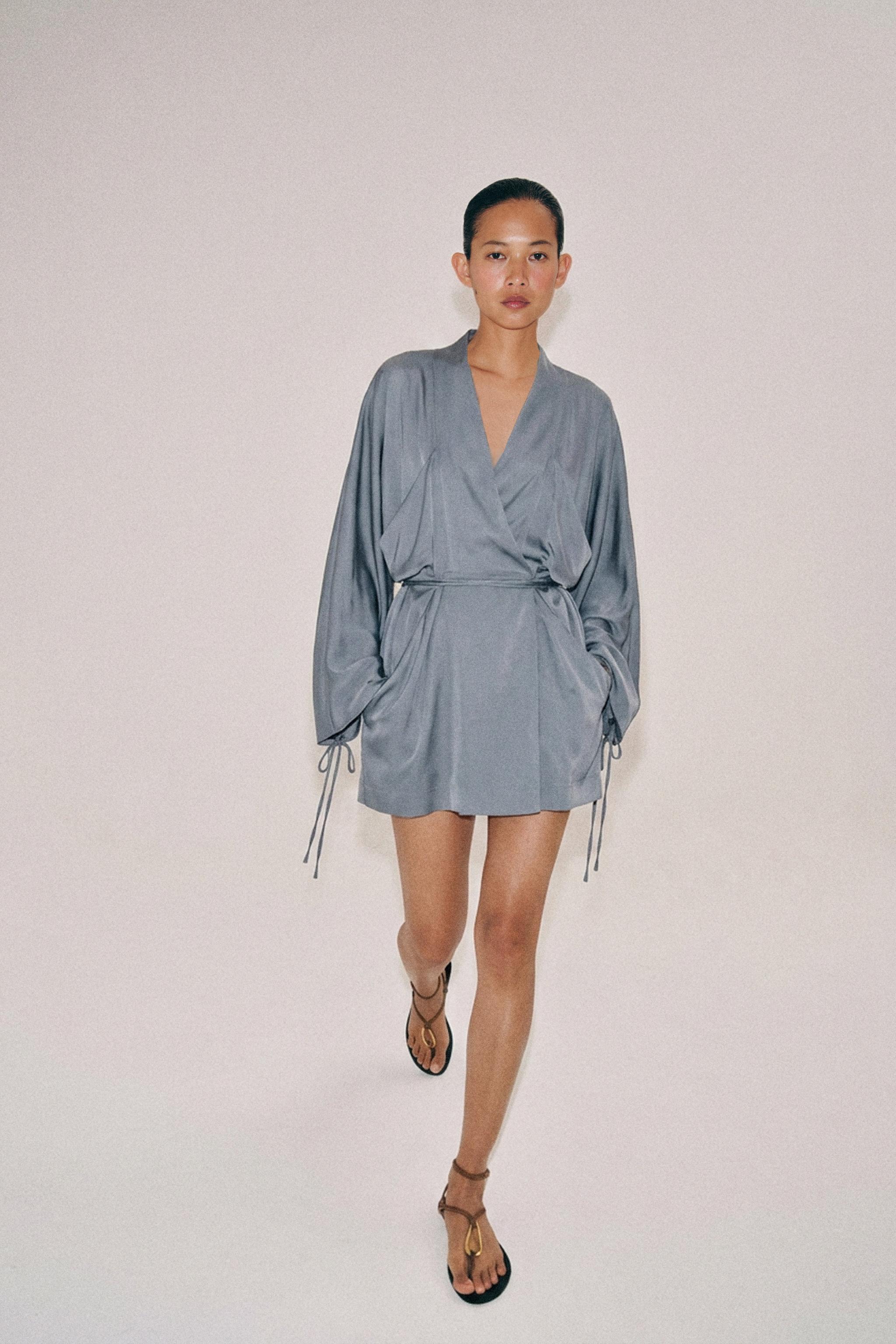 Платье ZW COLLECTION укороченное на запа́х — ZARA