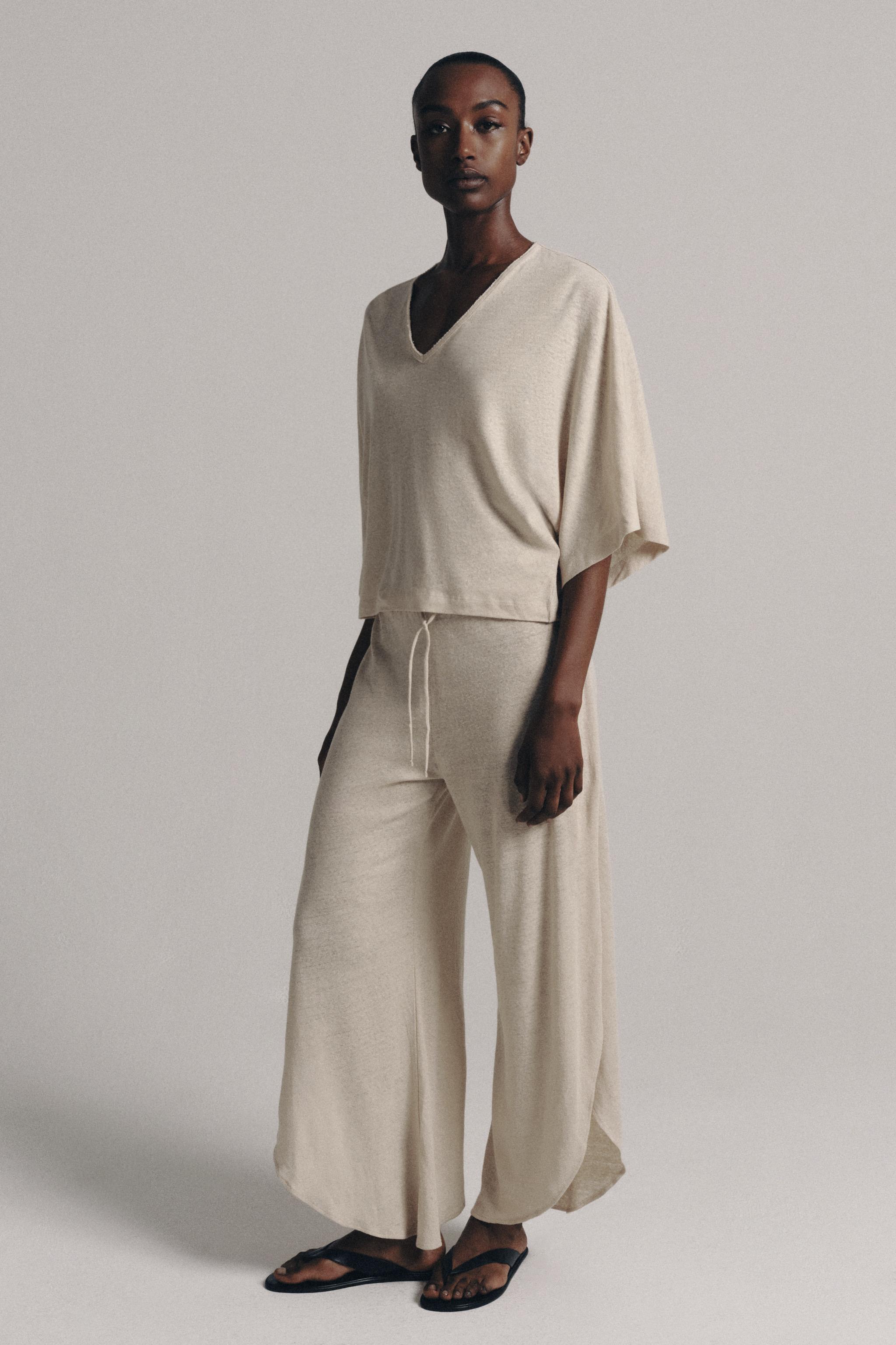 Футболка из смесового льна с V-образным вырезом — ZARA
