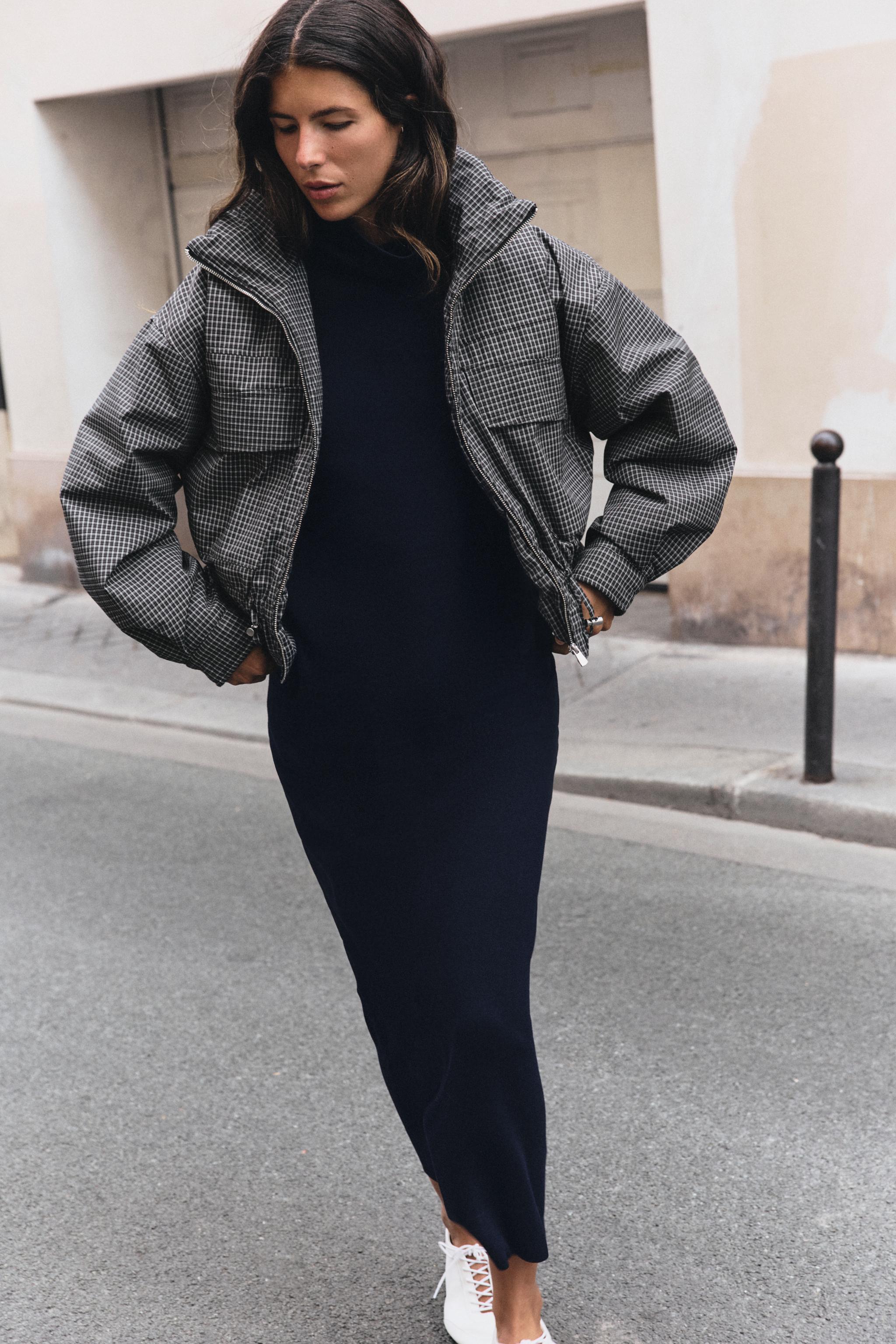 СТЕГАНАЯ КУРТКА В КЛЕТКУ С ВЫСОКИМ ВОРОТНИКОМ — ZARA