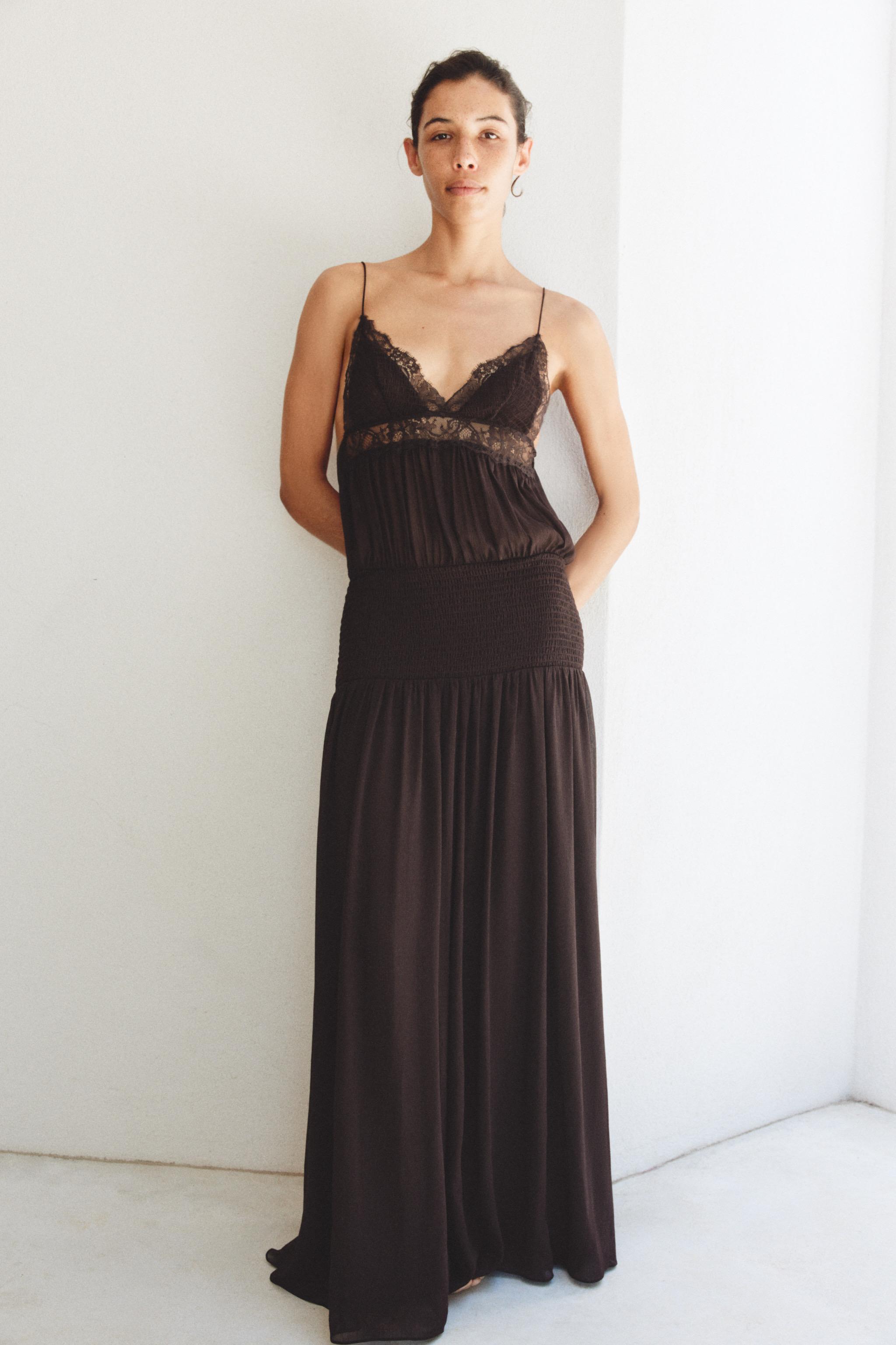 Платье с кружевной отделкой и тонкими бретелями — ZARA