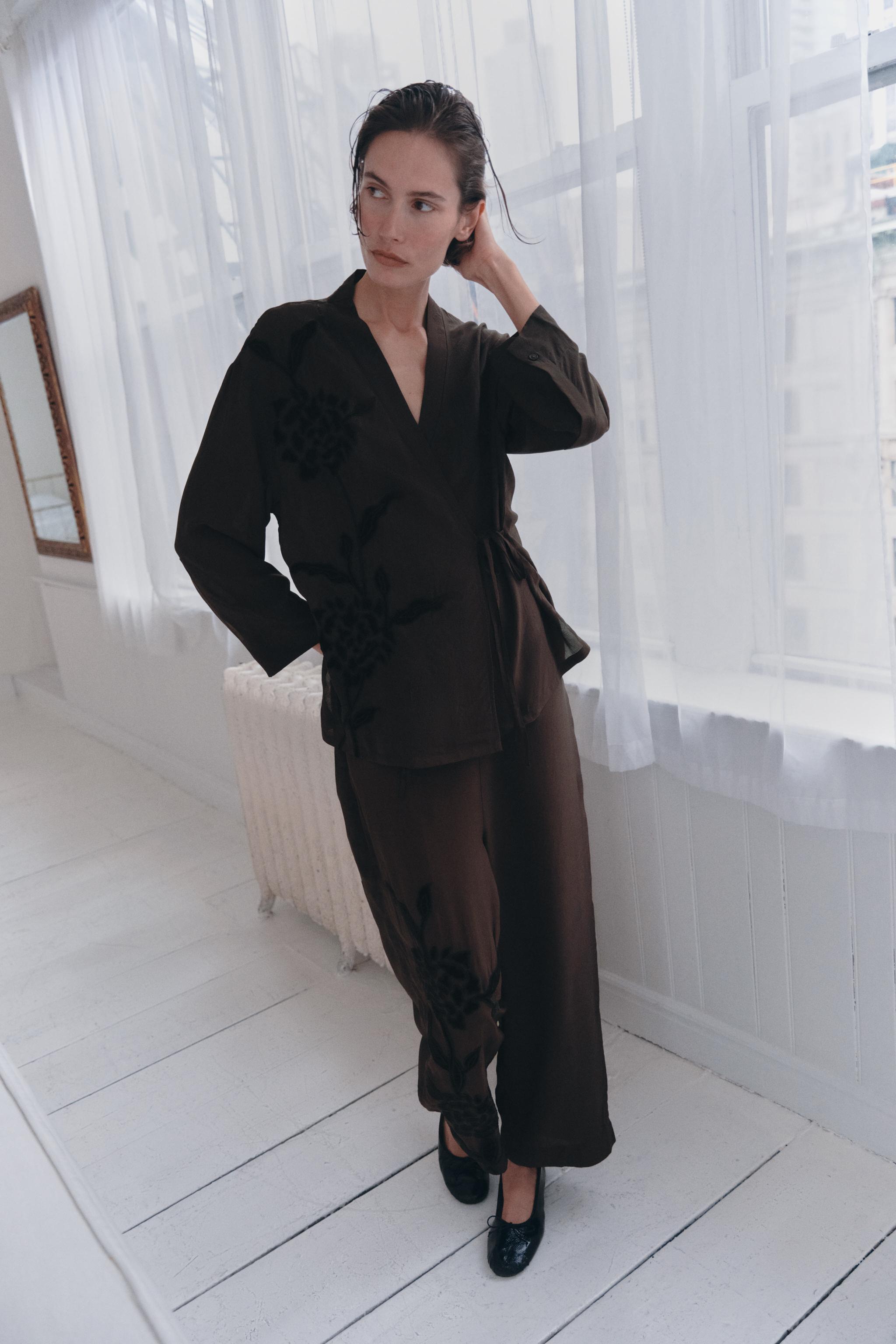 БРЮКИ С БАРХАТНОЙ ВЫШИВКОЙ — ZARA