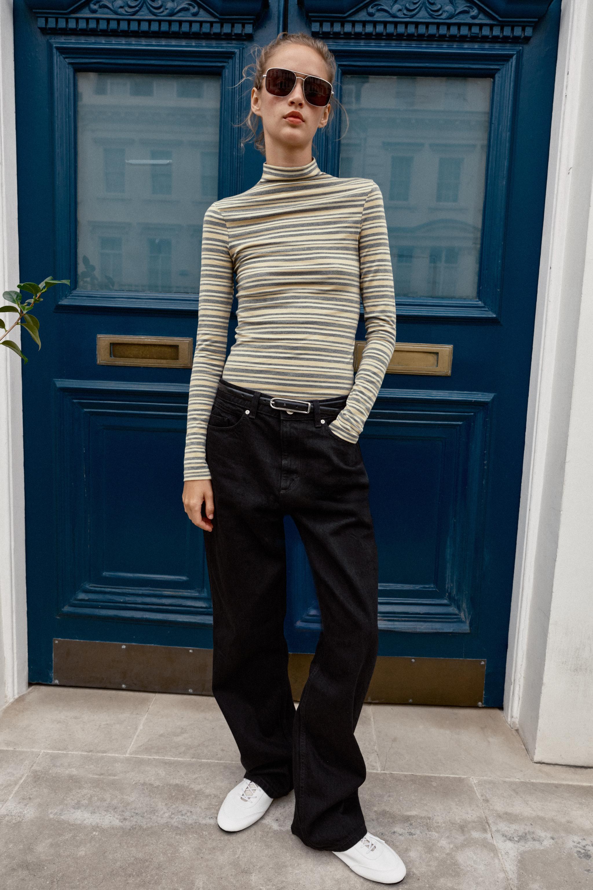 ФУТБОЛКА В ПОЛОСКУ С ВЫСОКИМ ВОРОТНИКОМ — ZARA