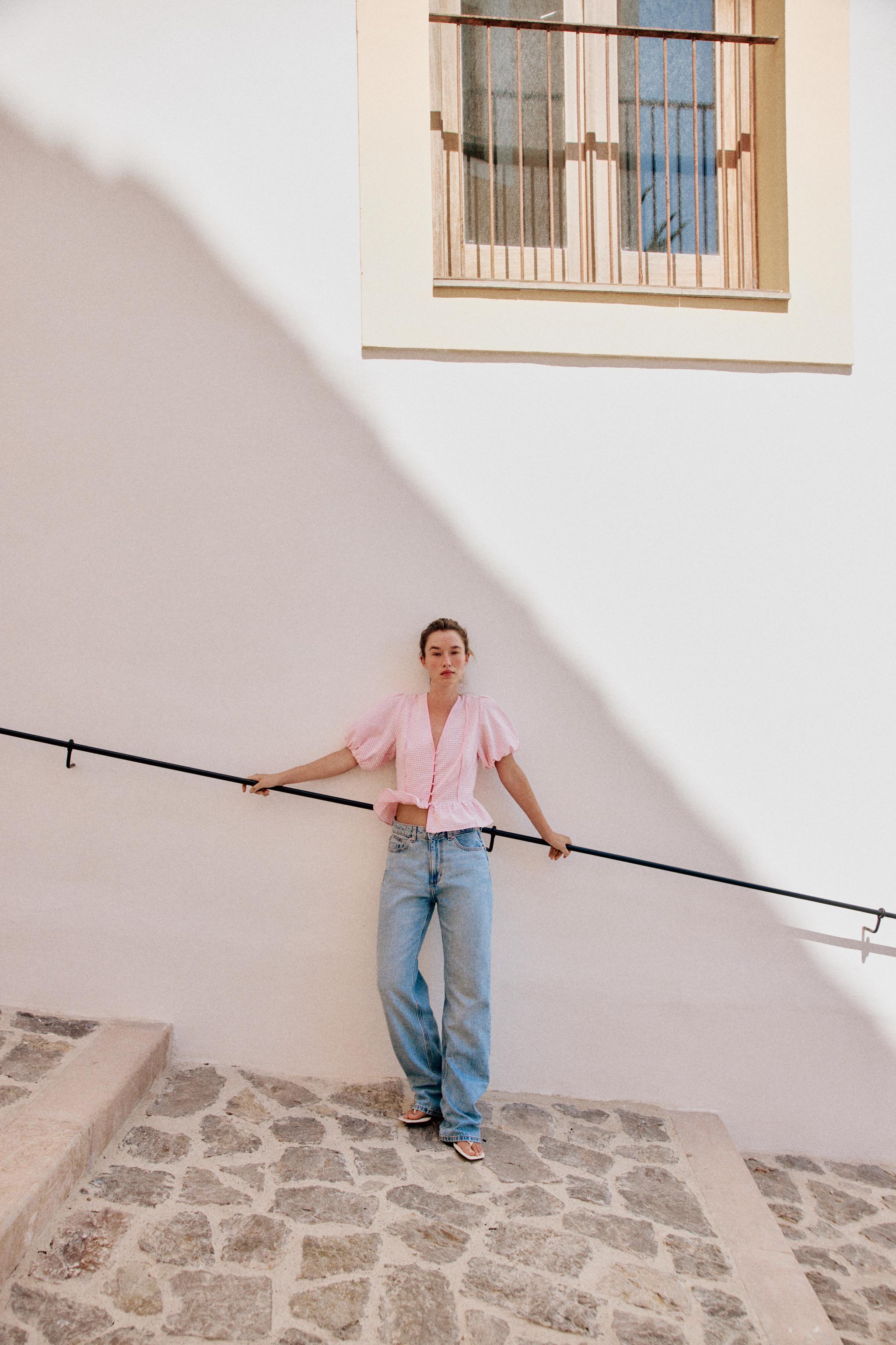 БЛУЗА С БАСКОЙ В КЛЕТКУ ВИШИ — ZARA