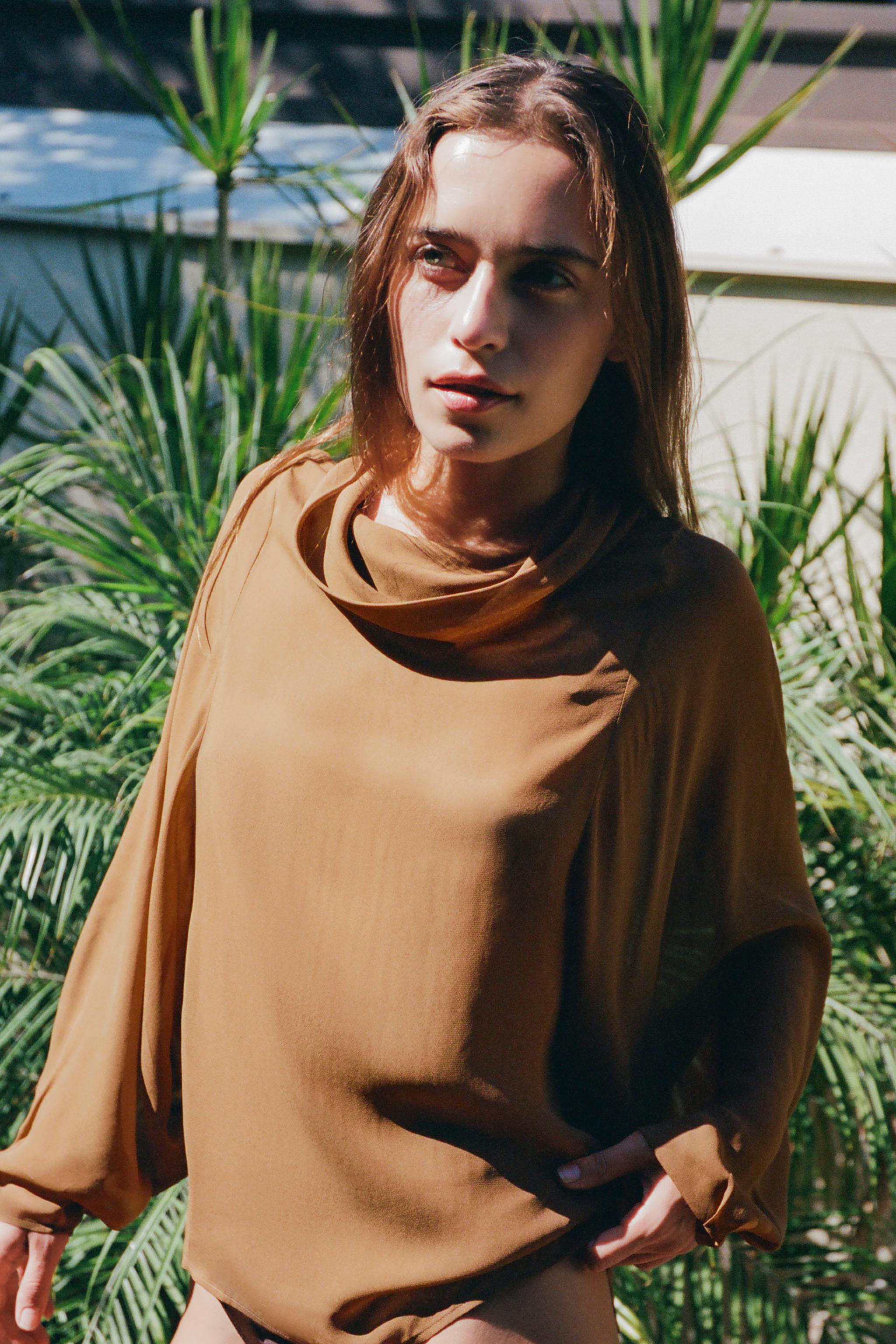 МИНИМАЛИСТИЧНАЯ БЛУЗА С СВОБОДНЫМ ВЫРЕЗОМ — ZARA