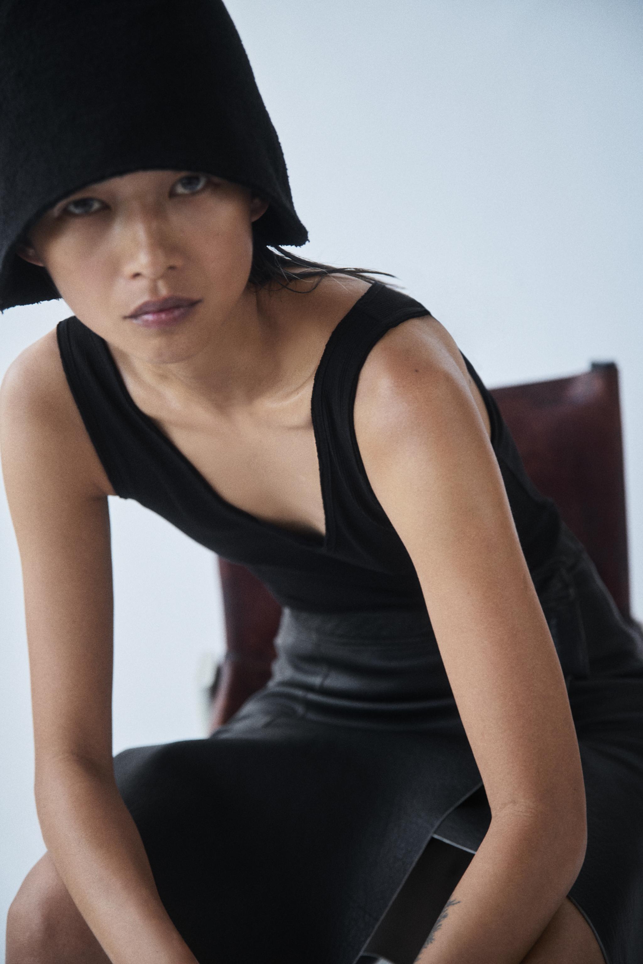 Топ с V-образным вырезом из рубчатой ткани — ZARA